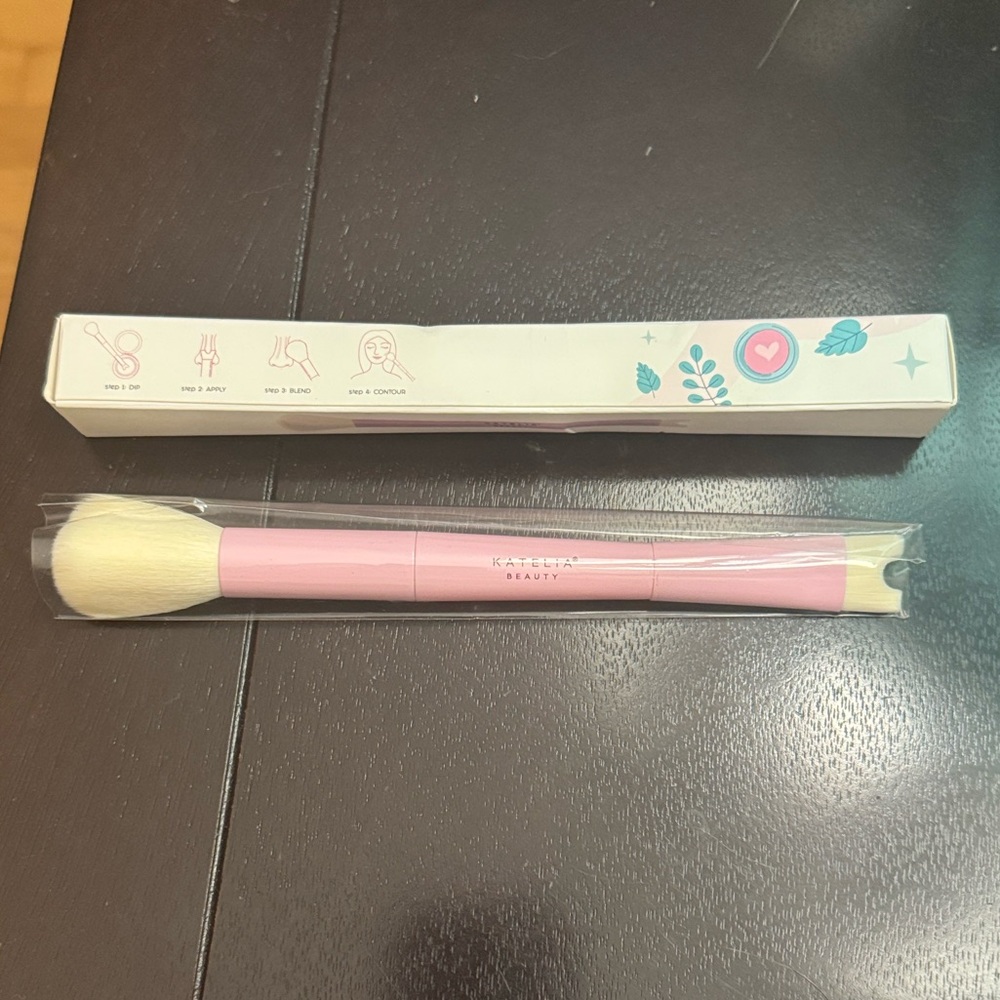 Nose Contour U-Shaped Make-Up Brush Pink and Cream Brush